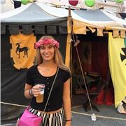 Ragazza laureata con titolo in lingua inglese